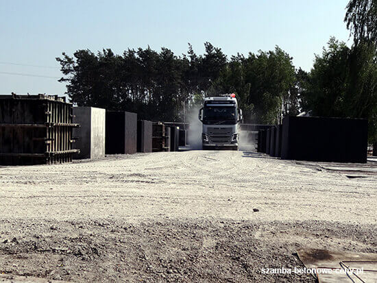 Szamba betonowe  - załadunek zbiornika na transport